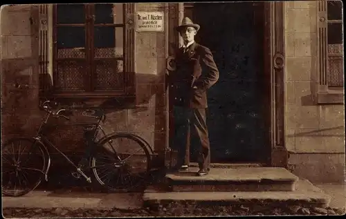 Foto Ak Lathen im Emsland, Dr. med. F. Rüschen, Portrait vor der Praxis, Fahrrad