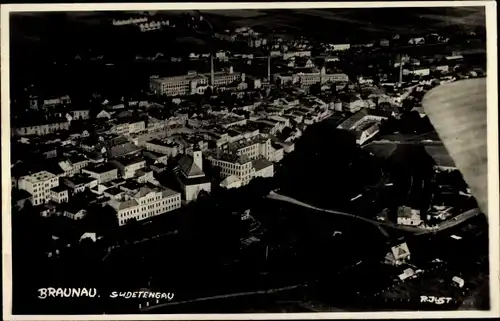 Foto Ak Broumov Braunau in Böhmen Region Königgrätz, Blick auf den Ort, Fliegeraufnahme