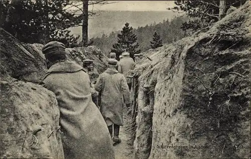 Ak Deutsche Soldaten in Uniformen, Schützengraben im Aisnetal, I WK