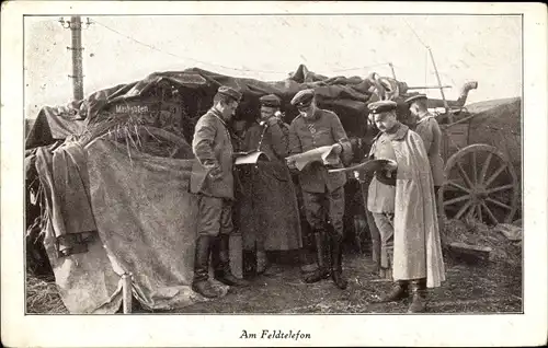 Ak Deutsche Soldaten in Uniformen am Feldtelefon, I WK