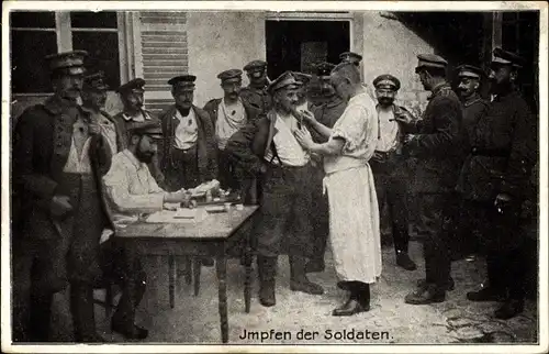 Ak Deutsche Soldaten in Uniformen, Impfen der Soldaten, I WK