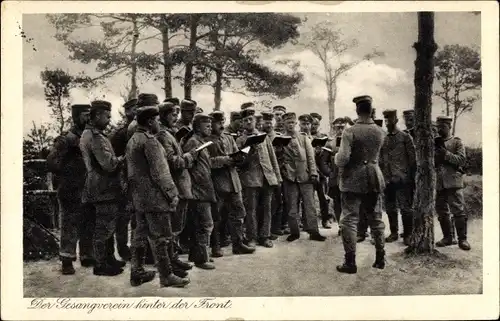 Ak Deutsche Soldaten in Uniformen, der Gesangverein hinter der Front, I WK