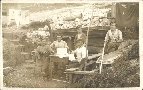 Foto Ak Deutsche Soldaten in Uniformen im Feld, I WK