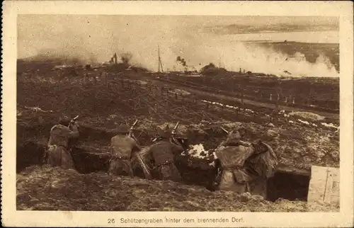 Ak Schützengraben hinter dem brennenden Dorf, Deutsche Soldaten in Uniformen, I WK
