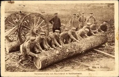 Ak Deutsche Soldaten in Uniformen, Herbeischaffung von Baumaterial in Nordfrankreich, I WK