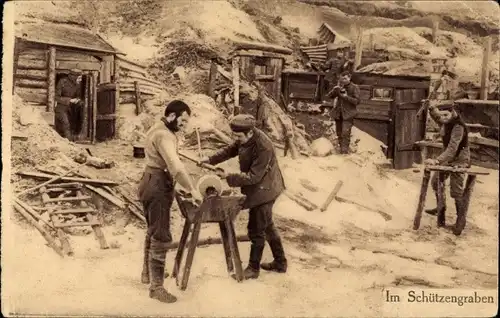 Ak Deutsche Soldaten in Uniformen im Schützengraben, Schleifstein, I WK