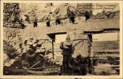Ak Ostpreußischer Kriegsschauplatz, Eine Patrouille sucht Deckung, I. WK