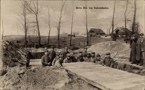 Ak Deutsche Soldaten in Uniformen beim Bau von Unterständen, I WK