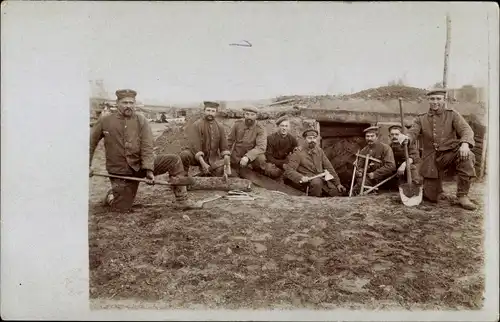 Foto Ak Deutsche Soldaten in Uniformen beim Bau von einem Unterstand, Schützengraben, I WK