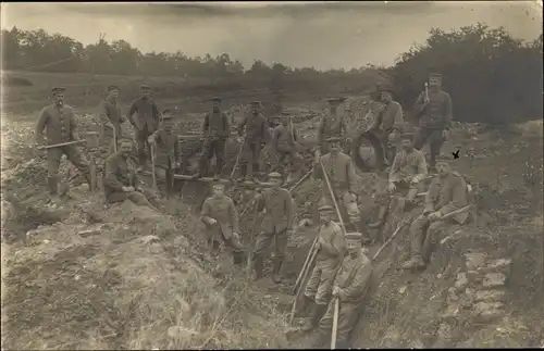 Foto Ak Deutsche Soldaten in Uniformen heben einen Graben aus, I WK