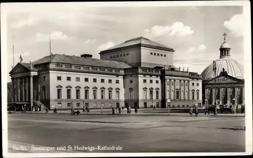 Foto Ak Berlin Mitte, Staatsoper und St. Hedwigs Kathedrale