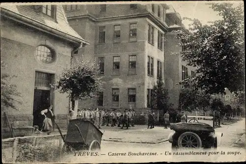 Ak Trier an der Mosel, Trèves, Caserne Bouchavesne, Un rassemblement pour la soupe