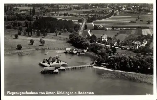 Ak Uhldingen Mühlhofen am Bodensee, Fliegeraufnahme, Pfahlbauten, Bahnstrecke, Ortspanorama