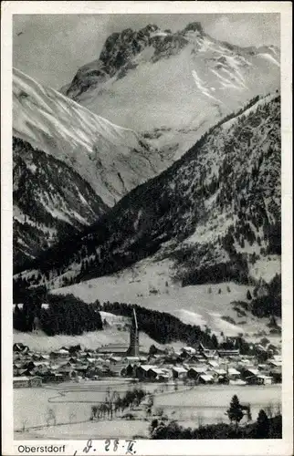 Ak Oberstdorf im Oberallgäu, Ortsansicht vor Gebirgsmassiv, Winteransicht