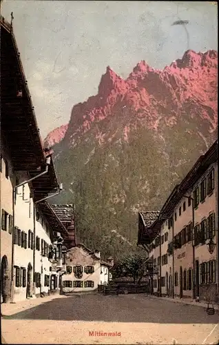 Ak Mittenwald in Oberbayern, Straßenpartie, Gebirgsmassiv