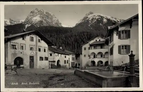 Ak Scuol Schuls Kt. Graubünden Schweiz, Dorfplatz