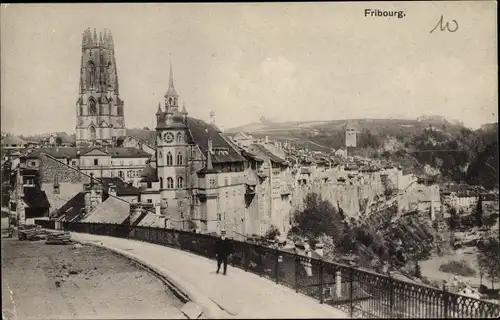 Ak Fribourg Freiburg Stadt Schweiz, Stadt von der Brücke aus gesehen