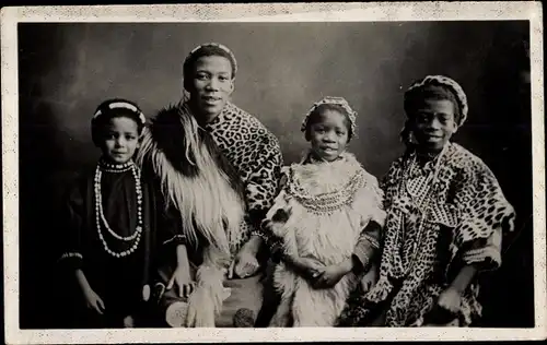 Foto Ak Afrikanische Familie, Portrait