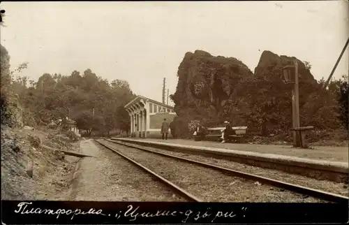 Foto Ak Ortschaft in Serbien, Bahnhof, Gleisansicht, Bahnschienen