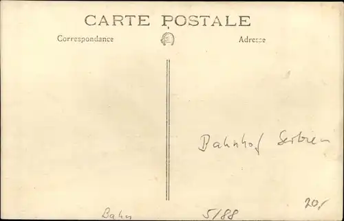 Foto Ak Ortschaft in Serbien, Bahnhof, Gleisansicht, Bahnschienen