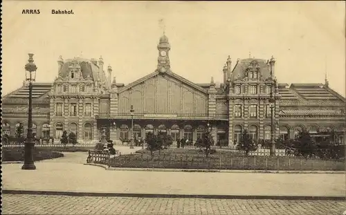 Ak Arras Pas de Calais, Vue sur la Gare, Bahnhof, Straßenseite