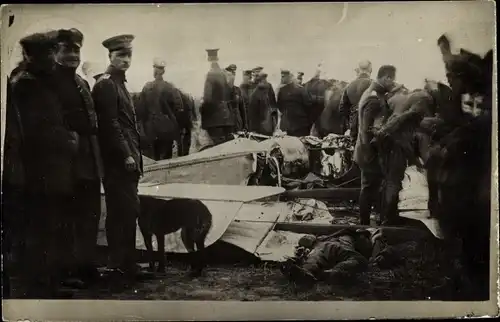 Foto Ak Abgestürztes englisches Kampfflugzeug bei La Bassée, I. WK
