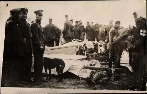 Foto Ak Abgestürztes britische Militärflugzeug, Soldaten, I. WK