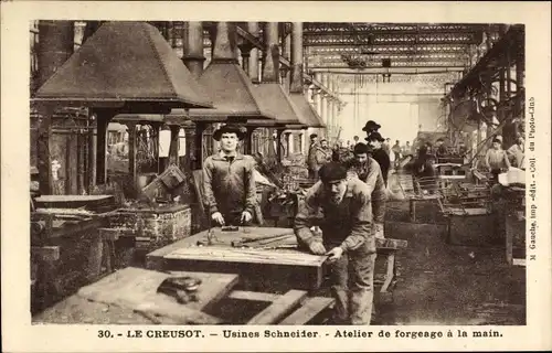 Ak Le Creusot Saône et Loire, Usines Schneider, Atelier de forgeage a la main