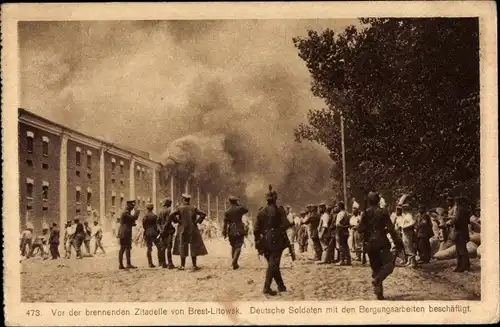 Ak Brest Litowsk Weißrussland, Brennende Zitadelle, Deutsche Soldaten in Uniformen, I WK
