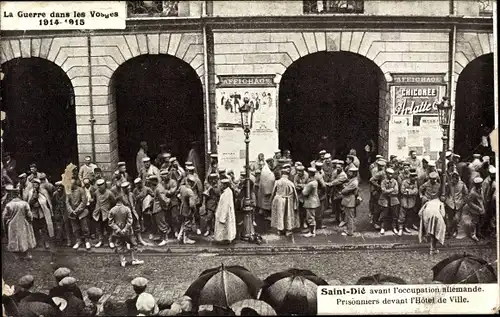 Ak Saint Dié des Vosges, Avant l'occupation allemande, Prisonniers devant l'Hotel de Ville, I WK