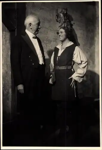 Foto Ak Komponist Richard Strauss und Opernsängerin Victoria Ursuleac, Portrait