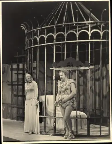 Foto Ak München Bayern, Theaterszene, Schauspieler auf der Bühne