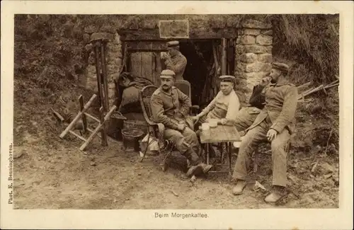 Ak Deutsche Soldaten in Uniformen beim Morgenkaffee vor einem Unterstand
