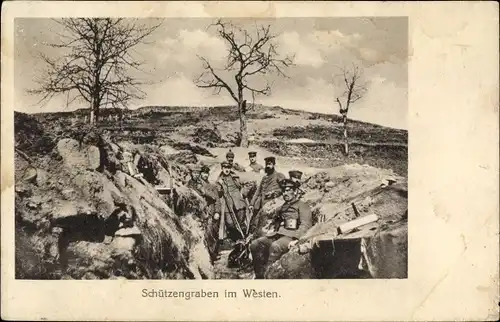 Ak Deutsche Soldaten in Uniformen im Schützengraben im Westen, I WK