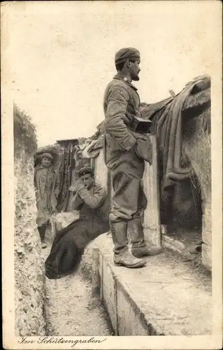 Ak Deutsche Soldaten in Uniformen im Schützengraben, I WK