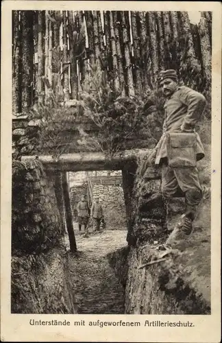 Ak Deutsche Soldaten in Uniformen im Schützengraben, aufgeworfener Artillerieschutz, I WK