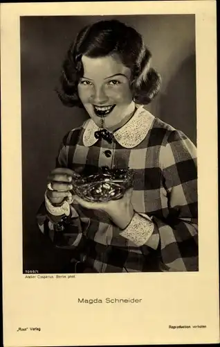 Ak Schauspielerin Magda Schneider, Portrait Kirschen essend, Ross Verlag 7099 1