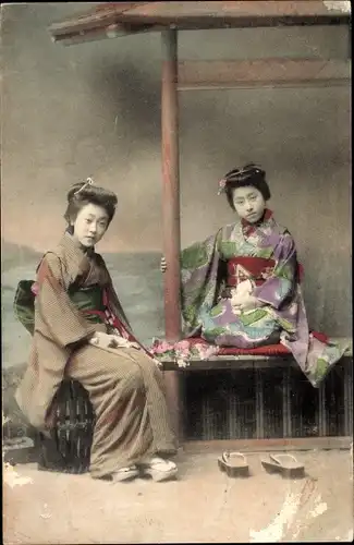 Ak Japan, Zwei Japanerinnen in Kimonos, Holzschuhe