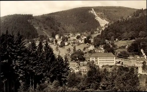 Ak Sachsenberg Georgenthal Klingenthal im Vogtland, Blick über den Ort zur Aschbergschanze