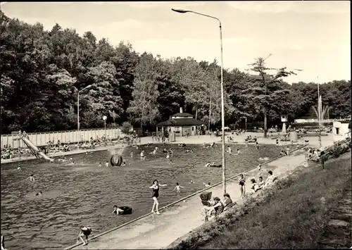 Ak Crimmitschau in Sachsen, Sommerbad im Sahnpark, Badegäste, Rutsche