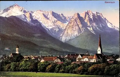 Ak Garmisch Partenkirchen in Oberbayern, Ortsansicht mit Gebirgsmassiv, Kirche