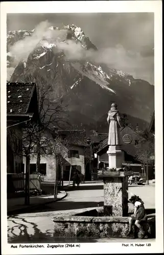 Ak Garmisch Partenkirchen in Oberbayern, Denkmal vor Zugspitzmassiv