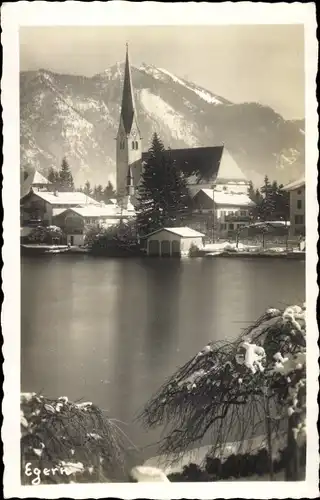 Foto Ak Egern am Tegernsee Oberbayern, Teilansicht, Kirche, Winter, Schnee