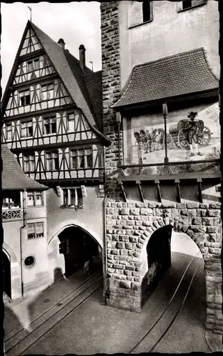 Ak Freiburg im Breisgau, Schwabentor, Wandgemälde, Fachwerkhaus, Schienen