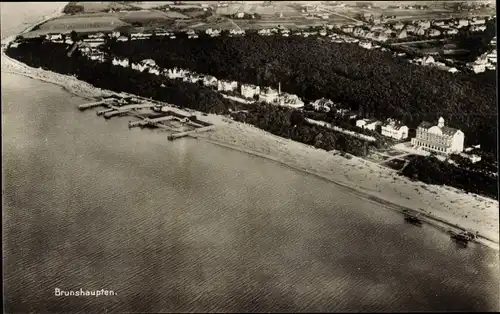 Ak Ostseebad Brunshaupten Kühlungsborn, Fliegeraufnahme vom Strand mit Ort
