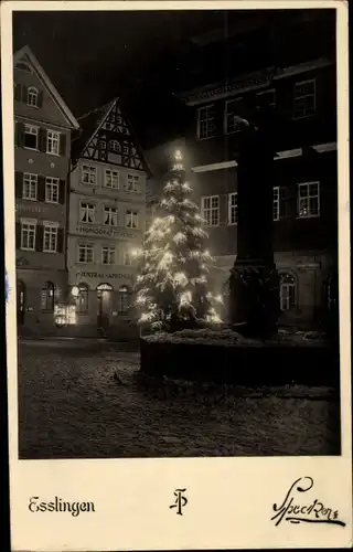 Ak Esslingen am Neckar, belechteter Tannenbaum auf dem Marktplatz, Apotheke