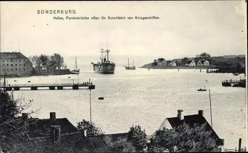 Ak Sønderborg Sonderburg Dänemark, Hafen, Pontonbrücke offen für Durchfahrt von Kriegsschiffen