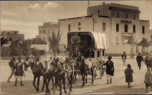 Foto Ak Tunesien, Kutsche auf einer Straße, Maghreb