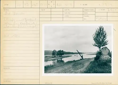 Foto Lenzen an der Elbe Prignitz, Elbufer und Gedenkstein, 1963