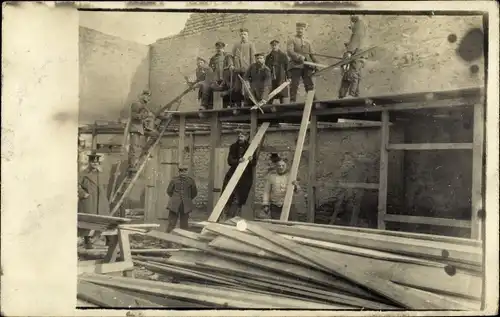 Foto Ak Deutsche Soldaten in Uniformen auf einem Holzgerüst, I WK